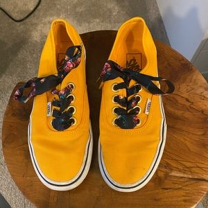 Woman’s 6.5 yellow platform vans